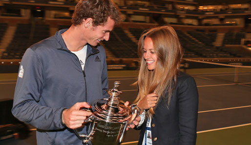 Tag 15: Nur gucken, nicht anfassen! Andy Murray nach seinem US-Open-Triumph beim Fotoshooting mit Pokal und Freundin Kim Sears