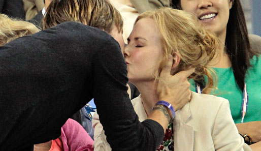 Tag 5: Was ist denn da los? Schauspielerin Nicole Kidman und ihr Mann Keith Urban beim Public Kissing? Da sind sie wohl Opfer der berühmten "Kiss Cam" geworden