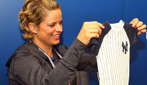 Das Karriereende von Kim Clijsters ist nun Realität. Auf der Abschieds-Pressekonferenz bekam sie ein Yankees-Trikot für den Nachwuchs geschenkt