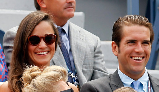 Die Promis ließen sich vom Regen nicht aufhalten: Pippa Middleton setzte sich gar mit Sonnenbrille auf die Tribüne
