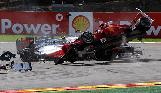 Nachdem ihn Grosjean fasst getroffen hatte, traf auch Hamilton (l.) Alonso, der prompt abhob