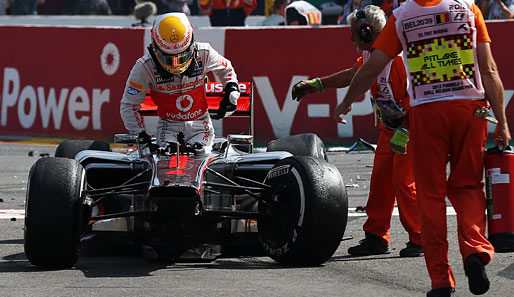 Lewis Hamilton stieg sofort aus seinem McLaren aus und steuerte auf Grosjean zu, dem er einen Vogel zeigte