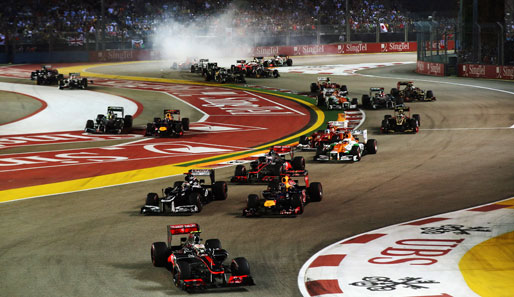 Lewis Hamilton führte das Feld zunächst vom Start weg an. Hinten gab es bereits massive Positionskämpfe