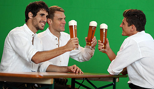 Bastian Schweinsteiger hat's erklärt. Schon stößt Javi Martinez gutgelaunt mit Manuel Neuer und Mario Gomez (v.l.n.r.) an