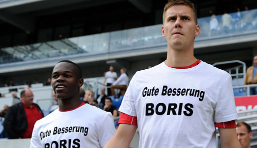 Auch die Augsburger Spieler zeigten ihre Solidarität, hier: Knowledge Musona (l.) und Torsten Oehrl