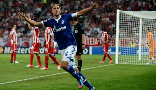 Olympiakos Piräus - FC Schalke 04 1:2: Ganz captain-like ging Benedikt Höwedes voran und brachte die Schalker kurz vor der Halbzeit in Piräus in Führung