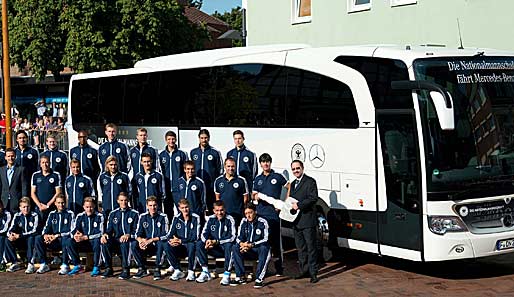 Bei der Übergabe des neuen Mannschaftsbusses von Mercedes-Benz übten sich die Nationalspieler auf dem Marktplatz in Barsinghause