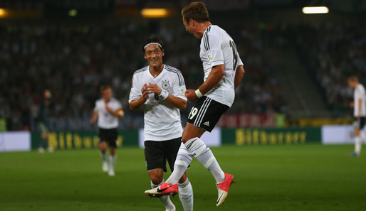 Deutschland - Färöer 3:0: Diebische Freude bei Mario Götze. Der Dortmunder brach nach Pass von Mats Hummels in der 28. Minute den Bann