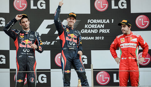 ...auf dem Podest gab's dann die typische Vettel-Sieger-Pose! Teamkollege Webber (l.) zieht den Hut und Alonso (r.) findet keinen Grund zum Lachen