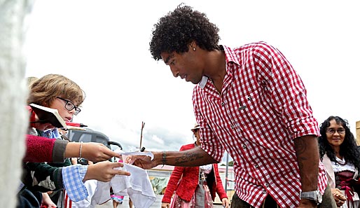 Auch auf dem Oktoberfest versorgt Dante seine jungen Fans mit einem Autogramm