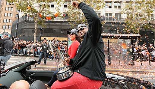 So lässt es sich doch feiern: Im Jubel der Fans präsentiert Pablo Sandoval stolz seine MVP-Trophäe