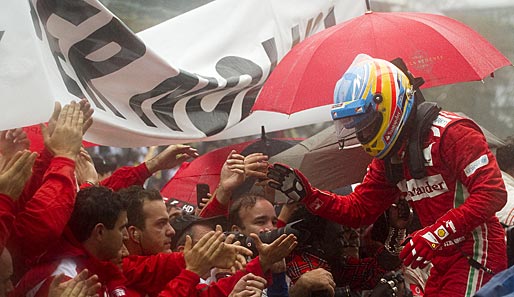 Auch wenn es nicht ganz für den Titel gereicht hat: Fernando Alonso kann sich von seinem Team feiern lassen
