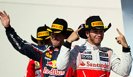 Yeah, Texas! Stilecht tragen Hamilton, Vettel und Alonso bei der Siegerehrung echte texanische Hüte