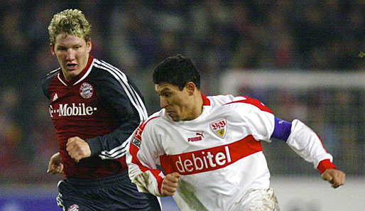 Schweinsteiger darf beim Rekordmeister bleiben und feiert am 7. Dezember 2002 sein Bundesliga-Debüt. Die Münchener gewinnen mit Schweini - hier im Duell mit Krasimir Balakov - 3:0 in Stuttgart.