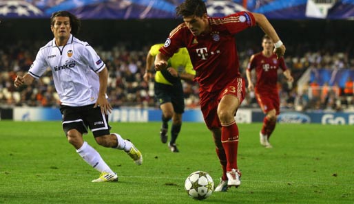 Mario Gomez feierte sein Pflichtspieldebüt im Dress der Bayern, hier wird er von Ex-BVB-Stürmer Nelson Valdez eskortiert