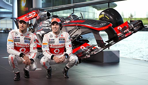 Stolz posieren die beiden Piloten vor ihrem neuen Boliden im McLaren Technology Centre