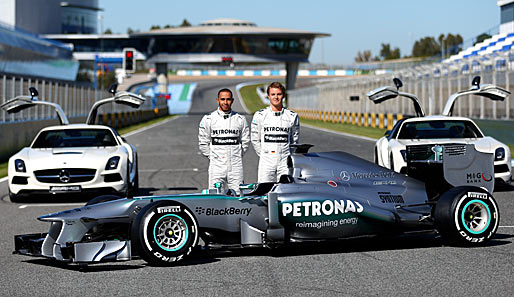 Unter der andalusischen Sonne in Jerez haben Mercedes und die Piloten Lewis Hamilton (l.) und Nico Rosberg den neuen Silberpfeil enthüllt