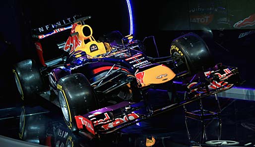 Anders als Ferrari sowie McLaren hält das Weltmeister-Team am Höcker fest. Auch bei der Vorderradaufhängung bleibt sich Red Bull mit dem Pushrod-System treu
