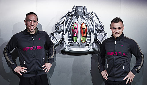 Franck Ribery (l.) und Xherdan Shaqiri präsentieren den neuen Nike-Schuh Mercurial Vapor IX