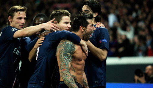 PARIS ST.-GERMAIN - FC VALENCIA 1:1 - Paris bejubelt das Tor von Ezequiel Lavezzi. Der Ausgleich sicherte PSG auch das Weiterkommen