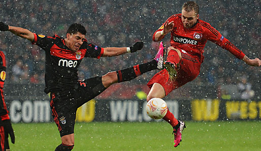BAYER LEVERKUSEN - BENFICA LISSABON: 0:1 Im dichten Schneetreiben in Leverkusen lieferten sich Bayer 04 und der portugiesische Rekordmeister ein umkämpftes Duell