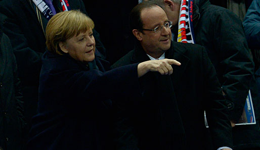 "Der Müller wars." Bundeskanzlerin Angela Merkel zeigt dem französischen Präsidenten Francois Hollande den Torschützen