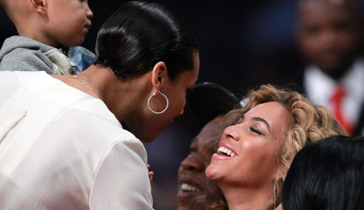 Man kennt sich: Alicia Keys (l.) begrüßt Beyonce Knowles