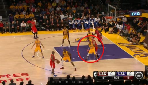 An Clippers-Guard Chauncey Billups ist Lakers-Forward Earl Clark dran, während sich Kobe um Clippers-Big-Man Blake Griffin kümmern muss (Kreis)