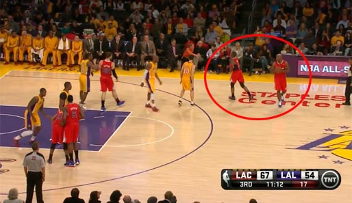 Und jetzt der Spielzug der Clippers: Paul reicht den Ball an Shooting Guard Billups weiter und läuft weg vom Ball (Kreis)