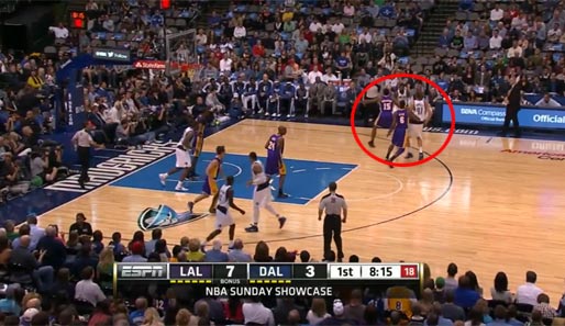 Dirk geht dem Ball gleich nach und setzt für Mayo den Screen, um die Lakers zum Switchen zu zwingen