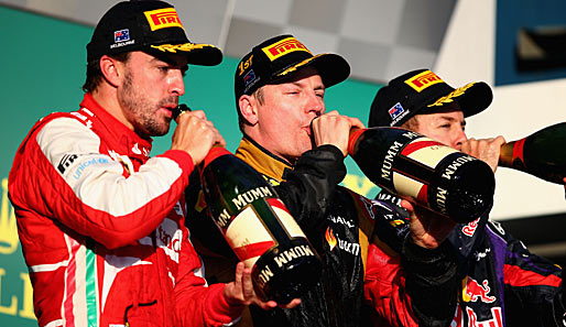 ...großen Schluck Champagner. Flankiert wurde der Iceman auf dem Podest von Fernando Alonso und Vettel