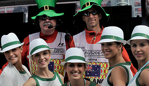 Was natürlich auch nicht fehlen darf: Grid Girls und ein paar verrückte Streckenposten, die passend zum St. Patrick's Day grüne Hüte tragen