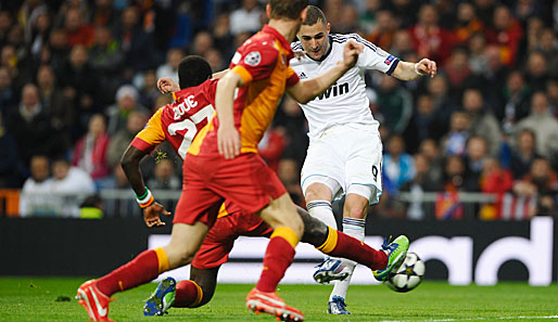 Real Madrid spielt konsequent. In der 29. Minute schleicht sich Benzema nach guter Flanke von Gegenspieler Eboue weg und erhöht auf 2:0