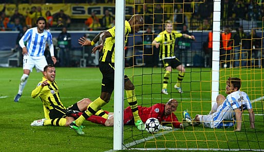 Abseits oder nicht, den Dortmundern wird es egal sein - Santana stolpert den Ball über die Linie und bringt die Borussia ins CL-Halbfinale