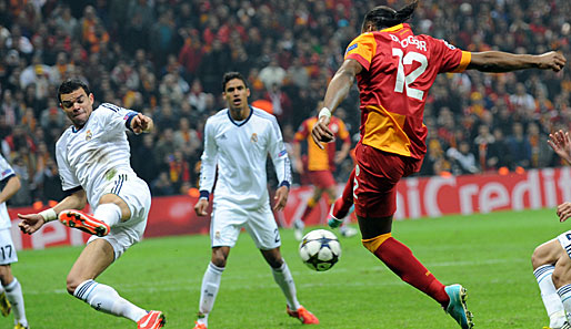 Hoffnung für Galatasaray?! Nur eine Minute nach Sneijder trifft auch Drogba sehenswert mit der Hacke zum 3:1