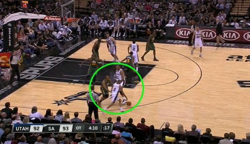 Duncan setzt gegen Parkers Gegenspieler Randy Foye einen Screen, so dass der Spurs-Point-Guard etwas Platz bekommt