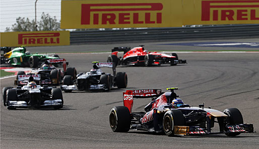 Im Rennen ging es heiß her! Hier fährt Daniel Ricciardo im Toro Rosso vor weiteren Fahrern in eine Kurve und beendet das Rennen als 16.