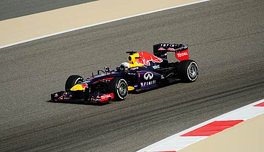 Sebastian Vettel wird seiner Rolle als Favorit gerecht und fährt bald an der Spitze. Seinen Vorsprung bringt er sicher ins Ziel und gewinnt den Bahrain-GP