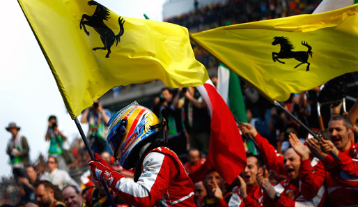 Zurück in der Box bekundete Fernando Alonso schließlich Fahne schwenkend seine Liebe zu Ferrari