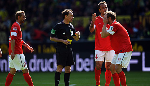 ...haderte Mainz mit Schiedsrichter Meyer, der insgesamt sechs gelbe Karten zeigte
