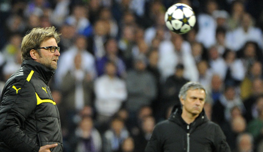 Als hätte er geahnt, welche Schlussphase ihn erwartet: Jürgen Klopp macht hier einen deutlich angespannteren Eindruck als sein Kollege Mourinho