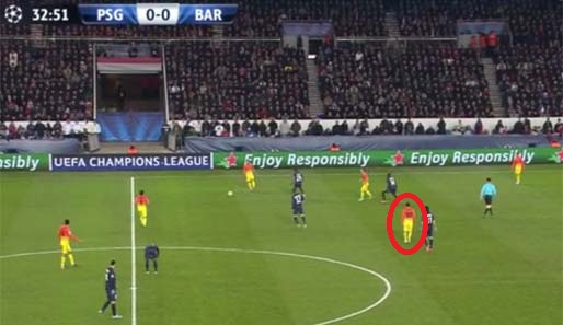 Xavi spielt den Ball nach außen. Messi ist zwar in diese Richtung gewandt, aber erstens gut abgeschirmt und zweitens auch noch ohne Interesse am Ball