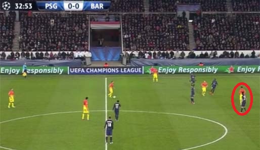 Außenspieler Alba hat den Ball wieder auf Xavi prallen lassen. Messi ist derweil in seiner Position verharrt