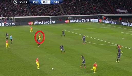 Der Ball bleibt auf rechts, wo Alves anläuft. Messi verschiebt nicht ballseitig und geht gemächlich weiter Richtung Strafraum