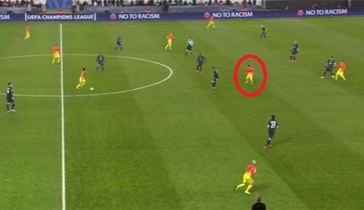 Position 1: Eine typische Barca-Angriffsituation. Xavi treibt den Ball aus der eigenen Hälfte. Messi positioniert sich im Zentrum. Der eigentliche Rechtsaußen Villa geht auf Mittelstürmerposition, rechts kommt Alves
