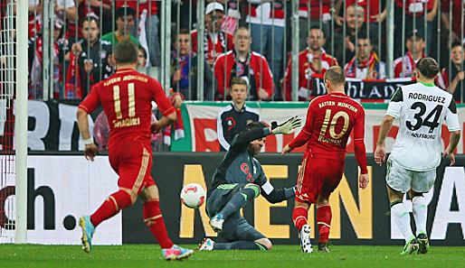 Einen Fehler im Spielaufbau nutzt Bayern in der 34. Minute zum 2:0. Shaqiri bedient Robben und dieser schiebt ein