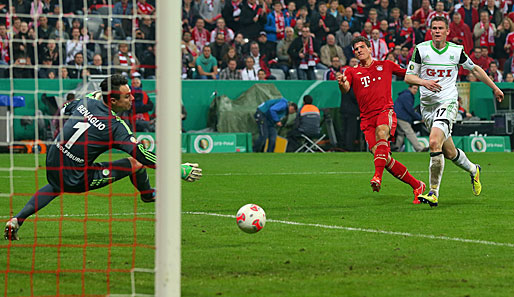 In der Schlussphase übernehmen die Bayern komplett die Kontrolle und kontern zu drei weiteren Treffern. Joker Mario Gomez erzielt einen Hattrick binnen kürzester Zeit