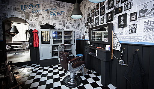 ...über Kevin-Princes Friseurladen inklusive Lebensmotto an der Wand ("Respect - earn it with your feet) bis zu...