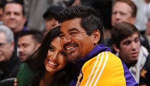 Comedian George Lopez verpasst nur äußerst selten ein Spiel der Lakers und hat mit Vanessa Bryant ím Arm gut Lachen