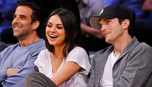 Während Ashton Kutcher nur verschmitzt lächelt, scheint Partnerin Mila Kunis besonderes Gefallen am Spielgeschehen zu haben